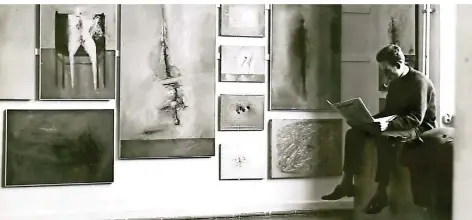  ?? FOTO: GERHARD RICHTER ?? Atelierwan­d mit Werken von Gerhard Richter im Februar 1962. Rechts sitzend: sein Freund und Kollege Manfred Kuttner.