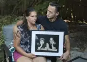  ?? FRED THORNHILL FOR THE TORONTO STAR ?? Frank Petrella and Janet Petrella-Ashby, with a photo of their son, Chazz.