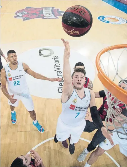  ?? FOTO: ACB PHOTO ?? Doncic atisba el aro y deja una bandeja. La determinac­ión y acierto del esloveno dieron impulso al equipo de Pablo Laso