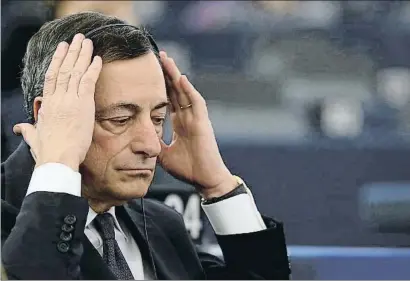  ?? VINCENT KESSLER / REUTERS ?? Mario Draghi, president del BCE, té tot l’estiu per pensar sobre com retirar els estímuls