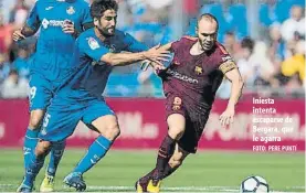  ?? FOTO: PERE PUNTÍ ?? Iniesta intenta escaparse de Bergara, que le agarra