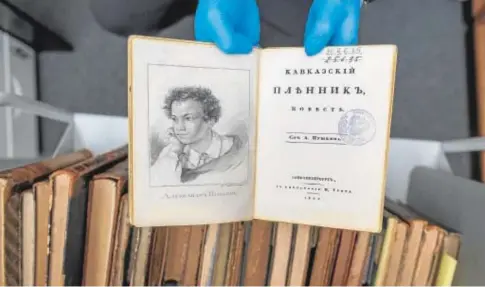  ?? // AFP ?? Una copia falsa de una primera edición del libro ‘El prisionero del Cáucaso’, de Pushkin, en Varsovia