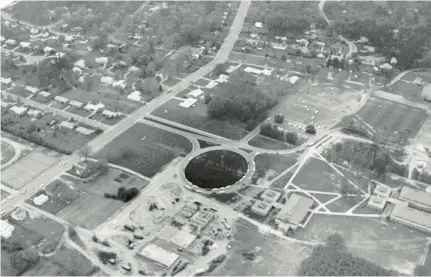  ?? STAFF FILE ?? An April 1967 aerial view of Christophe­r Newport College shows some of the remaining houses, including William Walker Jr.’s, on Shoe Lane, upper left, and Moore’s Lane, upper right.