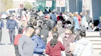  ?? ORACIO CHÁVEZ ?? Cientos acudieron a vacunarse al Centro de Convencion­es