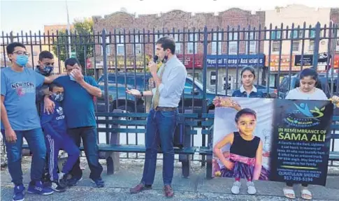  ?? ELLEN MOYNIHAN ?? Mohamed Ali wipes away tears as state Sen. Andrew Gournades speaks Saturday (above) at a vigil attended by more than 100 people for 7-year-old Sama Ali, killed Sept. 28 when she was struck by armored truck at Bath Ave. near Bay 23rd St. in Bath Beach, Brooklyn (below).