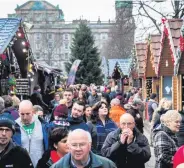 ??  ?? Crowds at last year’s Christmas continenta­l market outside Belfast City Hall