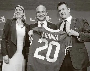  ?? Jerry Larson / Associated Press ?? Dave Aranda, center, previously worked alongside UH coach Dana Holgorsen under Mike Leach at Texas Tech. Aranda was a graduate assistant, and Holgorsen was the wide receivers coach.