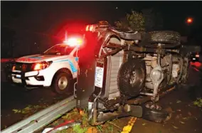  ??  ?? Perdió el control. Un hombre que regresaba de dejar a sus compañeros de trabajo, volcó el sábado por la noche en la autopista de Comalapa a San Salvador.