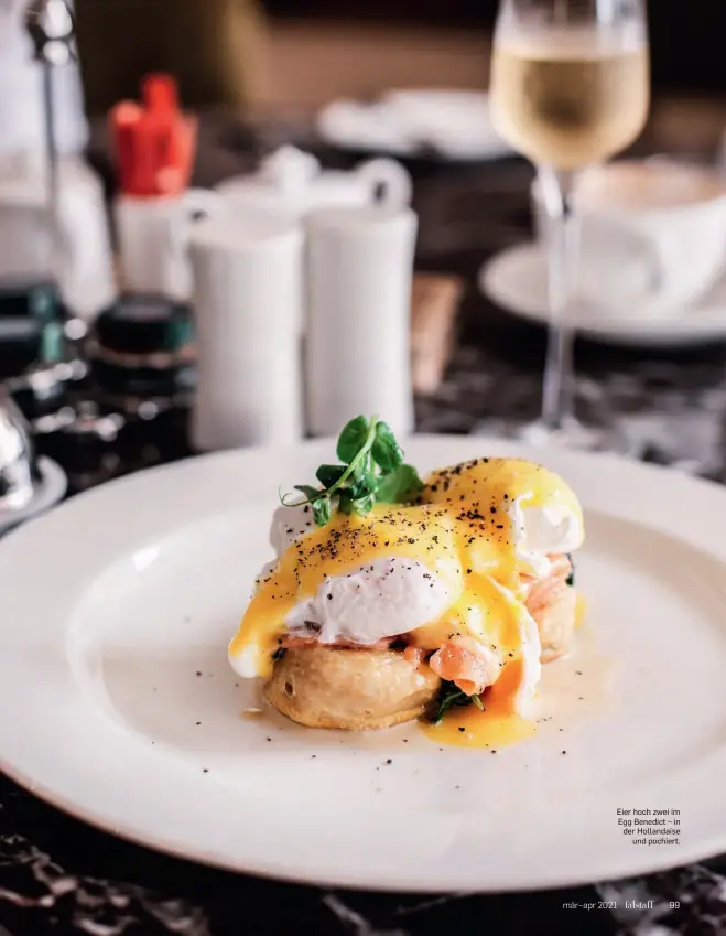  ??  ?? Eier hoch zwei im Egg Benedict – in der Hollandais­e
und pochiert.