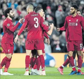  ?? FOTO: GETTY IMAGES ?? Salah celebra su primer gol junto a Fabinho, titular por segunda vez