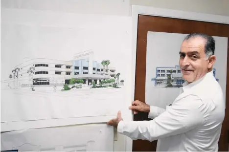  ?? RAPHAEL COSME / LA PRENSA ?? Farid Ashdji muestra el plano de uno de sus proyectos hoteleros en el área de San Agustín.