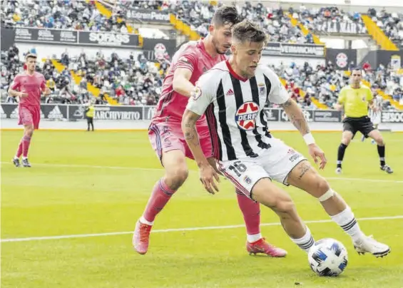  ??  ?? Dani Aquino, del Badajoz, presionado por Víctor Chust, del Real Madrid Castilla, en el Nuevo Vivero.