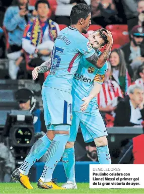  ?? FOTO: AFP ?? Paulinho celebra con Lionel Messi el primer gol de la gran victoria de ayer.