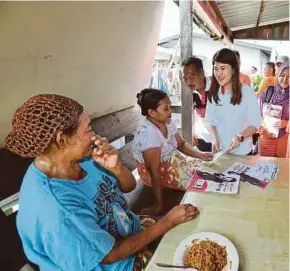  ??  ?? DAP candidate Vivian Wong Shir Yee visiting residents of Kampung Sim-Sim in Sandakan yesterday.