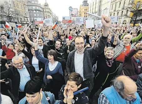  ?? Tisíců lidí ukončila na Václavském náměstí hymna FOTO MAFRA – MICHAL ŠULA ?? Protest