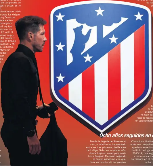  ??  ?? Simeone pasa por delante del escudo del Atlético antes de un partido.