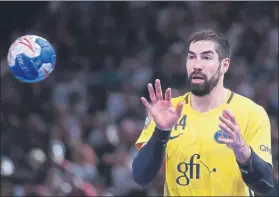  ?? FOTO: EFE ?? El francés Nikola Karabatic (PSG), elegido otra vez el mejor central de la Champions