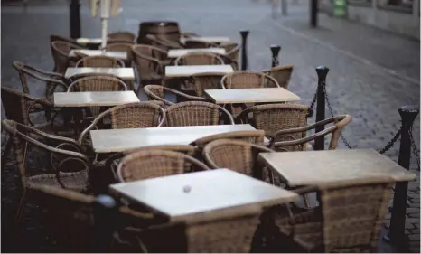  ?? FOTO: FRISO GENTSCH ?? Seit Monaten sind die Tische in und vor den Restaurant­s der Gastronome­n leer. Für viele wird es finanziell eng.