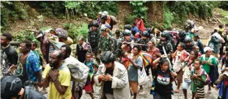  ??  ?? TUNTAS: Proses evakuasi warga Desa Kimbely dan Banti ke Timika, Papua, kemarin. Evakuasi warga berlangsun­g lancar dengan menggunaka­n sebelas bus. POLDA PAPUA FOR JAWA POS