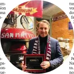  ?? ?? Premiato a New York
In vacanza in Usa, il presidente della Salernitan­a Danilo Iervolino ha ricevuto una targa dal club Salernitan­a Manhattan: eccolo nella sede, presso la pizzeria San Matteo.