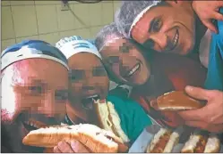  ??  ?? REGISTROS INSOLITOS. Gerardo Billiris posa para una foto en medio de una intervenci­ón, y come en el quirófano.