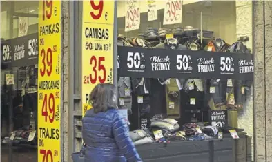  ?? SILVIA CANUT ?? El escaparate de un comercio zaragozano, ayer, con carteles del ‘Black Friday’.