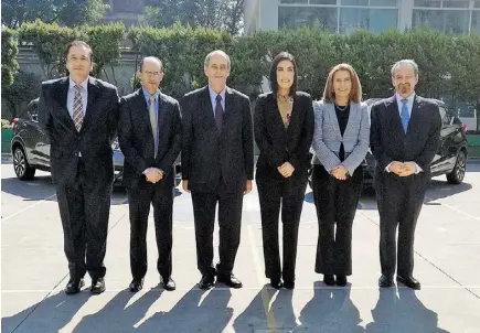  ??  ?? Mayra González, presidente y director general de Nissan Mexicana, acompañada por Milton Camargo, director general de UNITEC, y miembros del presidium. ANA MARTÍNEZ GRACIDA