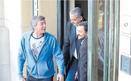  ?? MAXI FAILIA ?? Líder de La Cámpora. Máximo Kirchner sale la semana pasada de los tribunales de Comodoro PY.