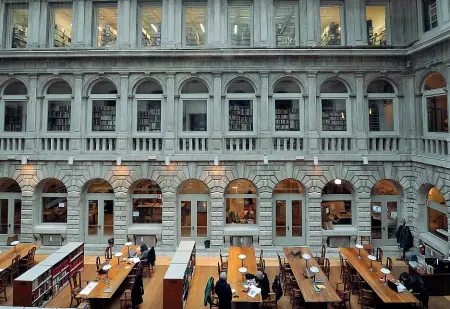  ??  ?? Un patrimonio costruito con fatica La sala lettura della Biblioteca nazionale Marciana di Venezia (Vision)