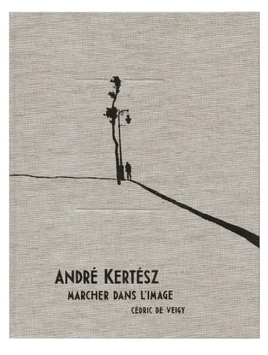  ??  ?? André Kertész, marcher dans l’image. Éditions André Frère, 2019. Textes de Cédric de Veigy et Matthieu Rivallin. 240 pages, 39 euros.