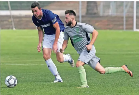  ?? FOTO: THORSTEN LINDEKAMP ?? Der SV Rees – hier Ersan Alajbegovi­c – wehrte sich beim großen Favoriten nach Kräften.