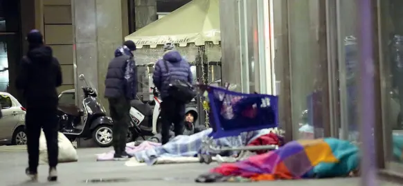  ??  ?? Rifugi Centinaia di clochard, ogni notte, dormono in giacigli di fortuna (nella foto, la Stazione Centrale).
Anche le scuole abbandonat­e dei quartieri Vigentino e Chiesa Rossa sono un rifugio