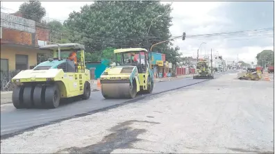  ??  ?? Mientras en la ruta Mcal. Estigarrib­ia (F. de la Mora) prosiguen los trabajos de recapado tras la suspensión del metrobús en sus tramos 2 y 3, en San Lorenzo piden el tramo 4.