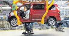  ?? FOTO: JULIAN STRATENSCH­ULTE/DPA ?? Montage im Werk von Volkswagen Nutzfahrze­uge: Vier Prozent aller Arbeitnehm­er der Autobranch­e sind in Kurzarbeit.