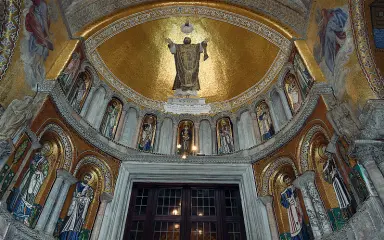  ??  ?? Arte I mosaici della basilica di San Marco a Venezia, riportati all’antica bellezza grazie a cinque anni di restauro