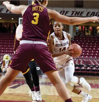  ?? JIM MICHAUD / BOSTON HERALD ?? IN TRAFFIC: Boston College’s Marnelle Garraud (14) tries to drive in front of Destiny Pitts during the Eagles’ 77-69 loss to Minnesota yesterday.