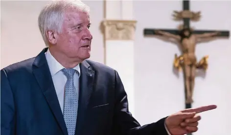  ??  ?? Rechts rum: Horst Seehofer will die „rechte Flanke“seiner CSU schließen. Führt das die bayerische Volksparte­i zu alter Stärke?