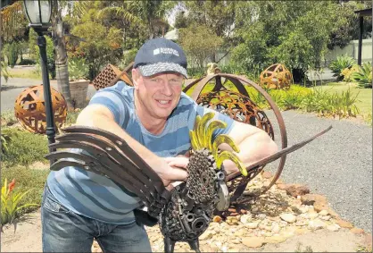  ??  ?? CREATIVE: Haven sculptor and regular Wimmera Machinery Field Days Victorian Farm Sculpture Competitio­n entrant Marty Knight with one of his pieces. Picture: PAUL CARRACHER