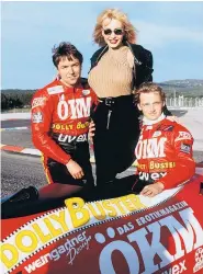  ?? Foto: rubra ?? 8. März 1995, Le Castellet, Frankreich: Posieren vor Testfahrte­n des Teams ÖKM – Christian Parzer, Dolly Buster und Klaus Klaffenböc­k.