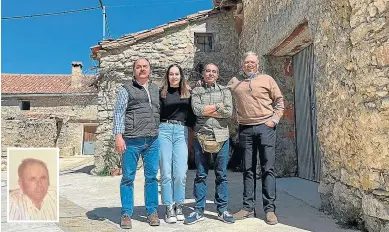  ?? FERMÍN YAGÜES ?? La casa de los orígenes. De izquierda a derecha, Fermín Yagües y su hija Marina, con los mexicanos Carlos L. Yagües y Eduardo G. Yagües, a las puertas de la modesta casa donde nació su antepasado Eduardo Yagües Jarque –en la foto de la izquierda– y de la que partió en 1927 hacia México, donde se convirtió en un rico hacendado.