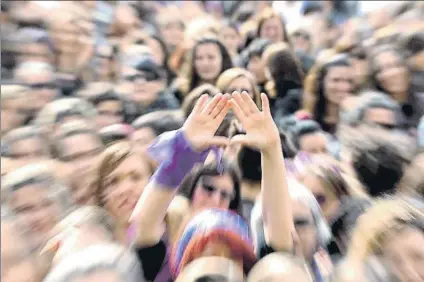  ?? FOTO: EFE ?? Movilizaci­ón en el Arenal Bilbaino para celebrar actos reivindica­tivos en Euskadi en la jornada de huelga con motivo del Día de la Mujer