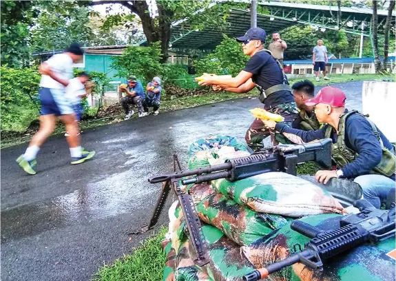  ?? ALDO NELBERT BANAYNAL ?? Soldiers squirt water at participan­ts of yesterday's Heroes Run in Cebu City organized by the Armed Forces of the Philippine­s to raise funds for families of fallen soldiers.