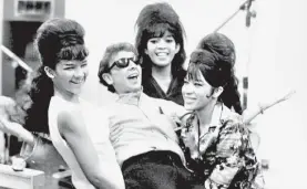  ??  ?? ► Junto a The Ronettes, con quienes logró el hit Be my baby.