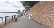  ?? RP-FOTO: BRAB ?? Bei schönem Wetter ist die Promenade in Kaiserswer­th gut besucht. Es kommt aber auch zu Konflikten zwischen Fußgängern und Radlern.