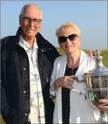  ?? Picture: Jimmy Weldon ?? East of Ireland Amateur Open spectators Vic and Genevieve Atkinson get their hands on the winner’s trophy.