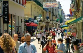  ??  ?? La rénovation d'un centrevill­e passe par des rues piétonnièr­es…