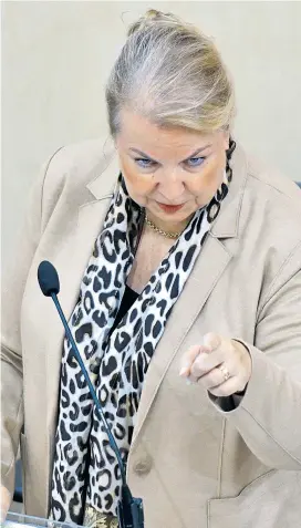  ??  ?? Sozialmini­sterin Beate Hartinger-Klein (FPÖ): „Kinderarmu­t gibt es mit der neuen Mindestsic­herung nicht mehr.“