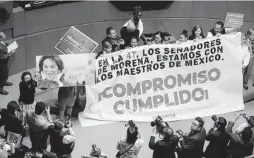  ?? FOTO: REFORMA ?? > Senadores de Morena festejan la aprobación de la nueva reforma educativa.