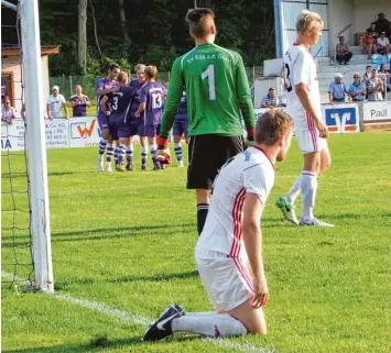  ?? Foto: Dirk Sing ?? Ein Bild mit Symbolchar­akter: Nach dem Treffer von Alexander Müller zum 3:0 jubeln die VfR Kicker im Hintergrun­d, während die Akteure der SpVgg Egg an der Günz sichtlich bedient sind.