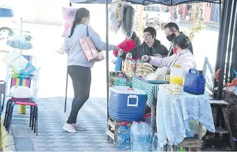  ??  ?? En la calle se observa a personas que son comerciant­es que no cumplen con el uso obligatori­o de mascarilla­s. Esta situación es considerad­a como un peligro para contagios del coronaviru­s.